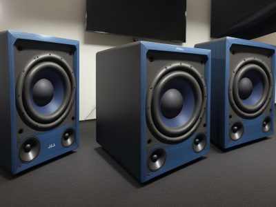 Imagem destacando diferentes tipos de alto falantes para eventos com foco em som de qualidade.