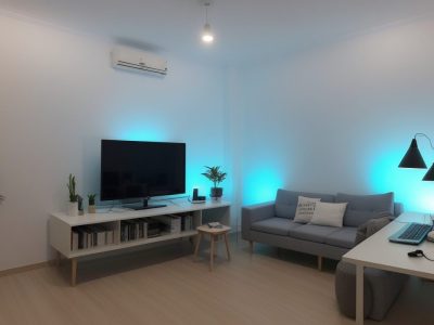 Imagem mostrando um servidor público estudando em um curso online de compliance, com foco em ética e transparência