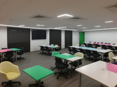 Profissionais de comunicação em um ambiente de trabalho colaborativo, com foco em comunicação empresarial e engajamento.