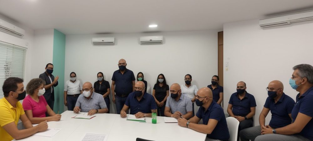 Servidores públicos em reunião, interagindo e aplicando estratégias de comunicação empresarial para melhorar o serviço público.