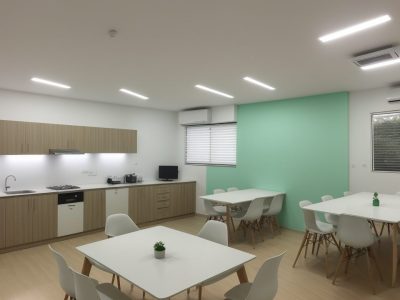 Equipe colaborando em um ambiente de trabalho moderno, com foco em comunicação social e ferramentas de gestão.