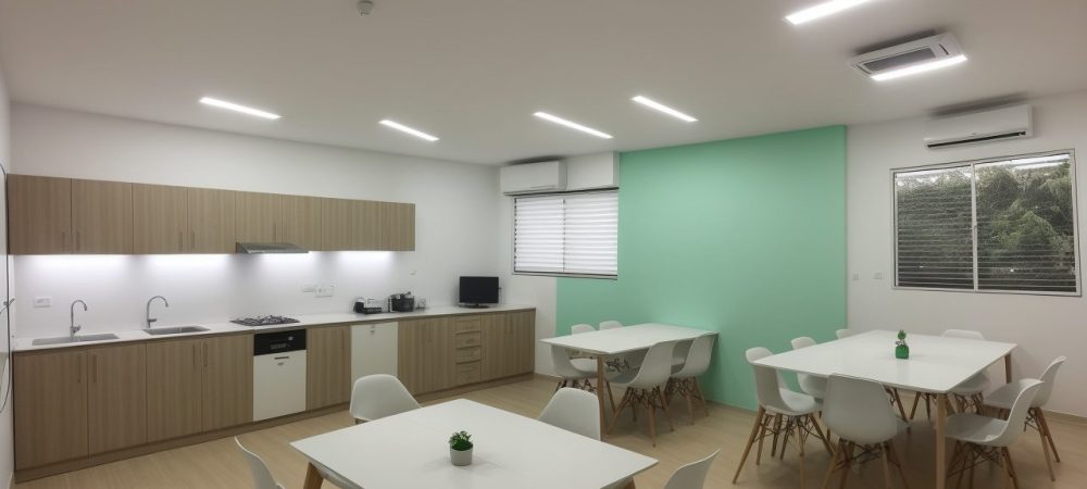 Equipe colaborando em um ambiente de trabalho moderno, com foco em comunicação social e ferramentas de gestão.