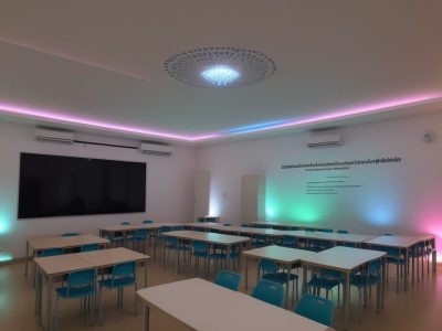 Professores e equipe escolar reunidos em conselho de classe, discutindo estratégias para o desenvolvimento dos alunos e aprimorando o aprendizado.