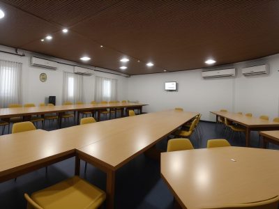 Reunião de conselho de classe escolar com educadores discutindo estratégias e avaliando o progresso dos alunos, com foco em melhorias e planos de ação.