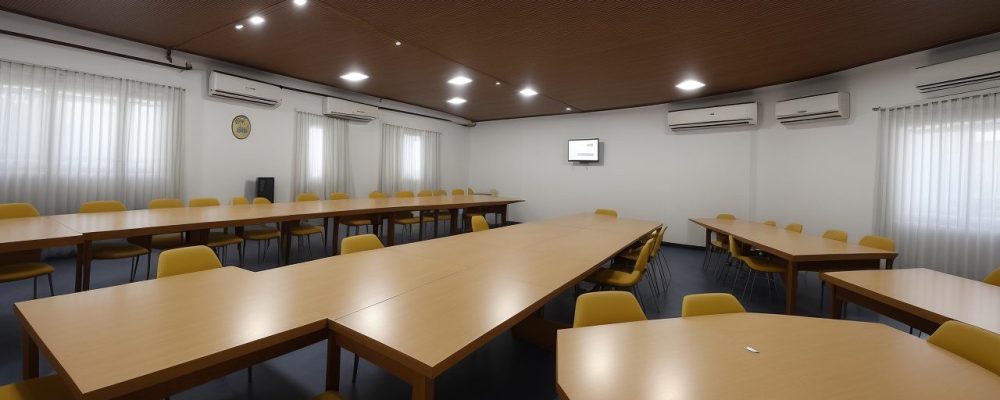 Reunião de conselho de classe escolar com educadores discutindo estratégias e avaliando o progresso dos alunos, com foco em melhorias e planos de ação.