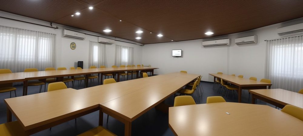 Reunião de conselho de classe escolar com educadores discutindo estratégias e avaliando o progresso dos alunos, com foco em melhorias e planos de ação.