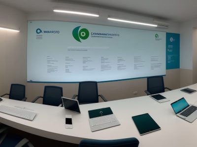 Ilustração que mostra a consultoria empresarial guiando a implementação da LGPD para otimizar processos e garantir a segurança de dados em uma empresa.