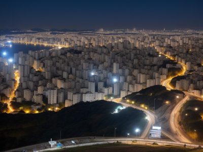 Representação de um curso online de controle de arquivos, mostrando organização, transparência e eficiência no setor público.
