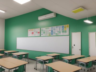 Coordenador pedagógico em sala de aula, orientando e promovendo a coordenação escolar e orientação educacional