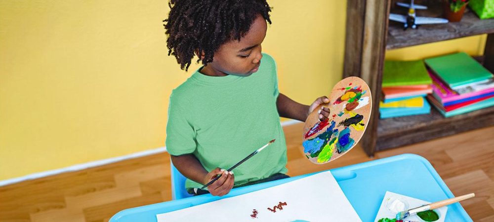 Criança-fazendo-pintura Criança-fazendo-pintura