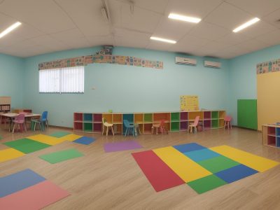 Crianças felizes aprendendo inglês e espanhol em sala de aula bilíngue, com materiais coloridos e professoras atentas