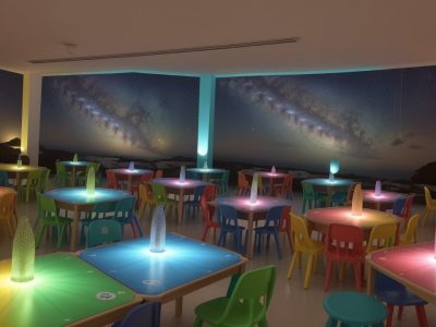 Crianças felizes participando de jogos educativos, aprendendo e se divertindo juntas, recreação infantil e desenvolvimento infantil.