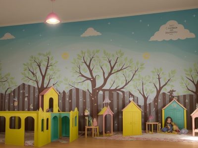 Crianças ouvindo contação de histórias infantil, com expressão de encanto e aprendizado, em ambiente acolhedor e colorido.