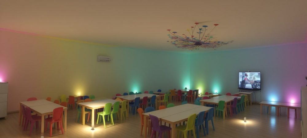 Crianças ouvindo e interagindo em uma sessão de contação de histórias na educação infantil, com fantoches e recursos visuais.