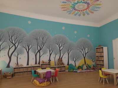 Crianças reunidas em roda de histórias na educação infantil, com livros e sorrisos, promovendo aprendizado e conexão emocional.