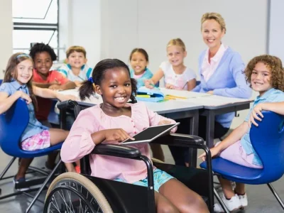 Criancas-sentadas-inclusao-de-cadeirantes-1