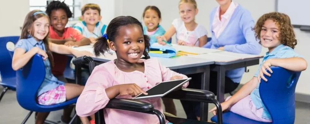 Criancas-sentadas-inclusao-de-cadeirantes-1