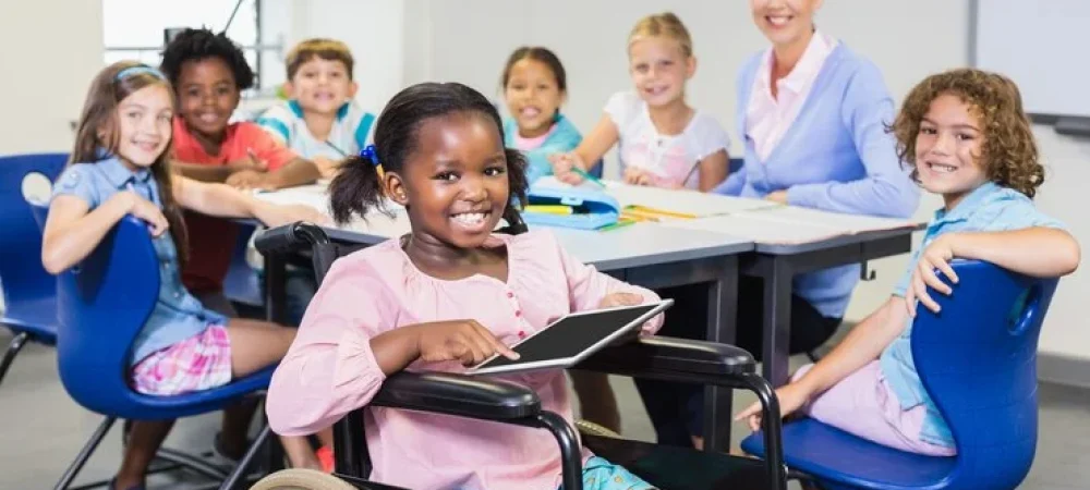 Criancas-sentadas-inclusao-de-cadeirantes-1