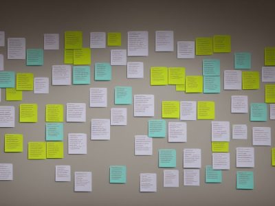 Funcionários colaborando em um brainstorming para aplicar criatividade no setor público, com foco em inovação e soluções