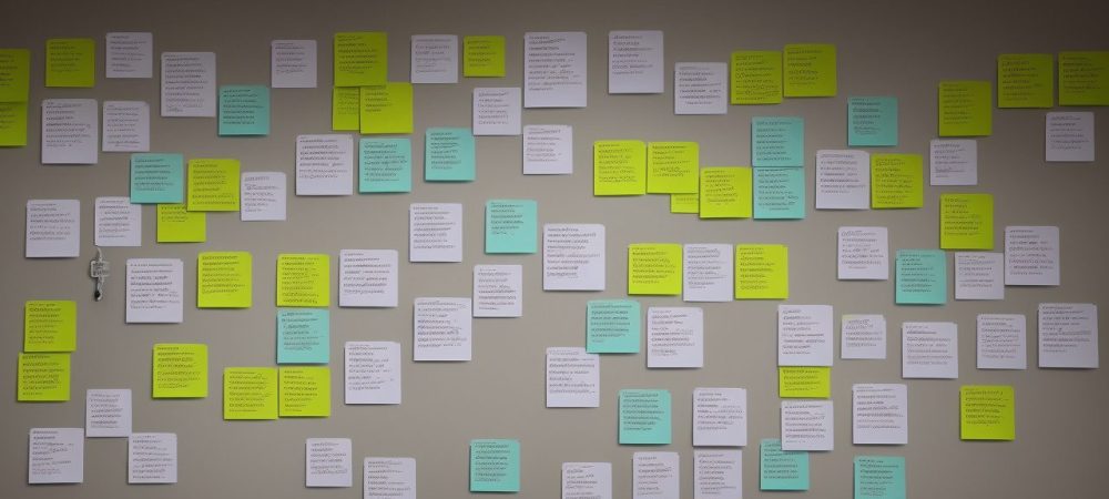 Funcionários colaborando em um brainstorming para aplicar criatividade no setor público, com foco em inovação e soluções