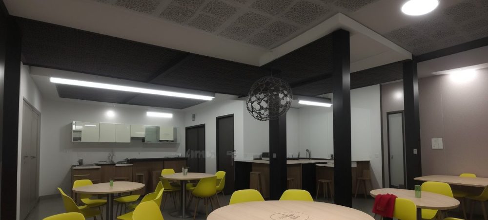 Servidores públicos utilizando cronoanálise e cronometragem para otimizar processos e melhorar a eficiência.