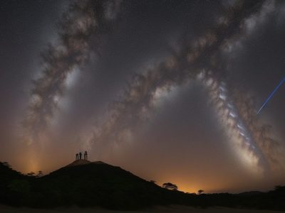 Cuidador de pessoas com deficiência mental oferecendo apoio e cuidado em um ambiente acolhedor, representando a importância da profissão.