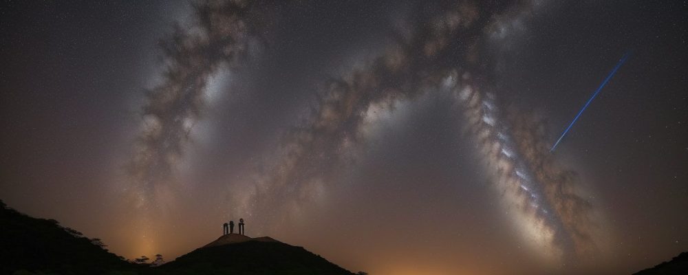 Cuidador de pessoas com deficiência mental oferecendo apoio e cuidado em um ambiente acolhedor, representando a importância da profissão.