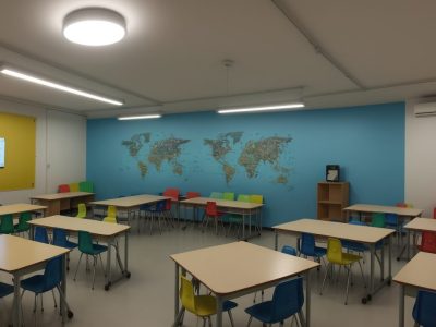 Professor e alunos engajados em sala de aula, utilizando metodologias ativas para explorar o currículo de matemática e a BNCC.