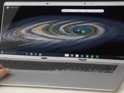 Alunos em um ambiente de estudo online, com telas de computador exibindo gráficos e códigos, representando o curso online de Análise de Sistemas e as oportunidades de carreira.