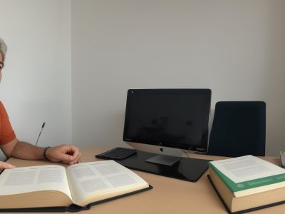 Representação visual dos benefícios do curso ISO 10000, com foco em otimização de processos e desenvolvimento profissional