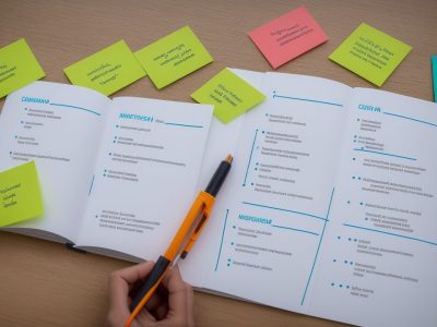 Imagem de pessoas trabalhando em estratégias de marketing e comunicação, com foco em um curso marketing digital.