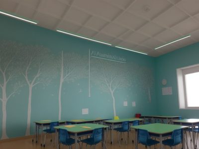 Imagem de um educador aplicando o currículo em ação em sala de aula, com alunos engajados e ferramentas de ensino modernas.