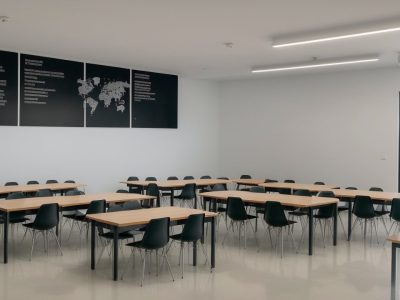 Imagem de um grupo de servidores públicos estudando sobre o curso online de lei de contravenções penais