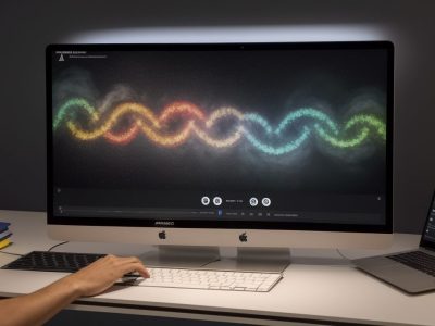 Imagem ilustrativa de um curso online sobre políticas de gênero e raça, mostrando pessoas engajadas em discussões e aprendizado.