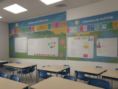 Imagem de ambiente escolar seguro e acolhedor, com pessoas engajadas em ações de prevenção à violência. Inclui curso online sobre violência nas escolas.
