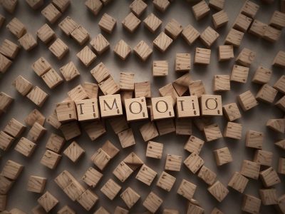 Imagem de um profissional estudando em um curso online de auxiliar de departamento pessoal, visualizando vagas de emprego e oportunidades de carreira