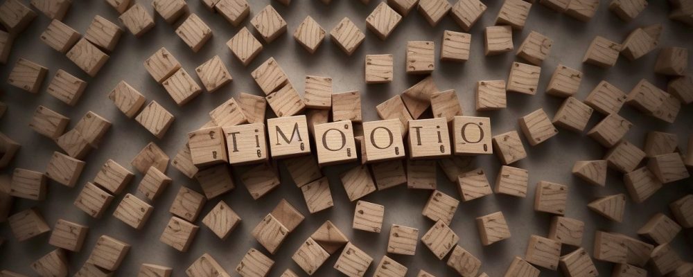 Imagem de um profissional estudando em um curso online de auxiliar de departamento pessoal, visualizando vagas de emprego e oportunidades de carreira