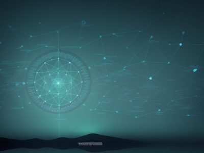 Professores e alunos engajados em curso de educação financeira, aplicando conceitos em sala de aula.