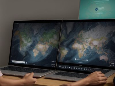 Visão de um grupo de pessoas participando de um curso online sobre movimentos sociais, com foco em networking e desenvolvimento profissional.