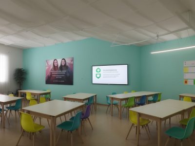 Imagem de alunos e professores em um ambiente escolar seguro e acolhedor, refletindo o tema do curso online de violência nas escolas.