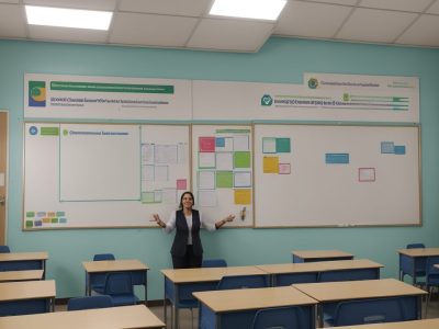 Professor em sala de aula utilizando plano pedagógico BNCC para otimizar o ensino e o aprendizado dos alunos