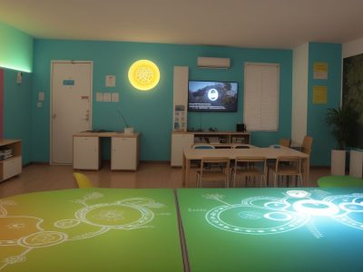 Imagem de um professor utilizando um microscópio em sala de aula durante um curso de biologia, com foco no setor público.