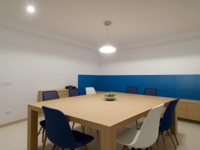 Imagem que ilustra um curso de comunicação empresarial com foco em habilidades de comunicação assertiva e comunicação interna, impactando positivamente a carreira profissional.