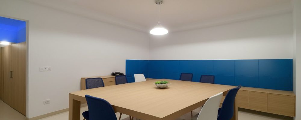 Imagem que ilustra um curso de comunicação empresarial com foco em habilidades de comunicação assertiva e comunicação interna, impactando positivamente a carreira profissional.