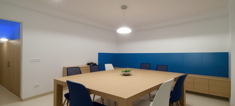 Imagem que ilustra um curso de comunicação empresarial com foco em habilidades de comunicação assertiva e comunicação interna, impactando positivamente a carreira profissional.