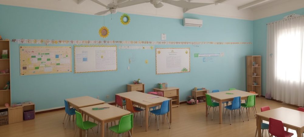 Crianças e educadores engajados em atividades educativas em sala de aula, com foco no curso online de desenvolvimento da pessoa com síndrome de Down, promovendo a inclusão e o aprendizado.