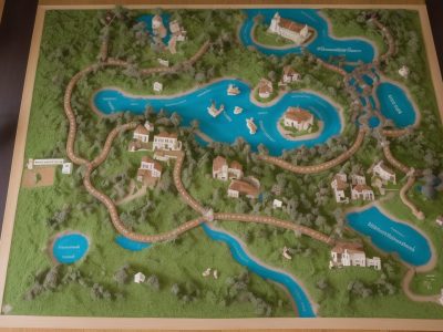 Alunos engajados em atividades com jogos educativos para dislexia, com foco no curso online para educadores