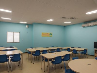 Alunos em uma sala de aula moderna, participando ativamente em atividades educativas e colaborativas. Destacando o curso online de docência.