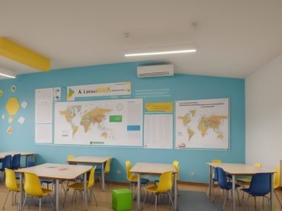 Professor e alunos em sala de aula dinâmica, com atividades práticas e recursos de ensino de espanhol.
