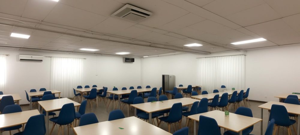 Ilustração de pessoas em um curso de etiqueta, com foco em etiqueta profissional, networking e boas maneiras para o sucesso.